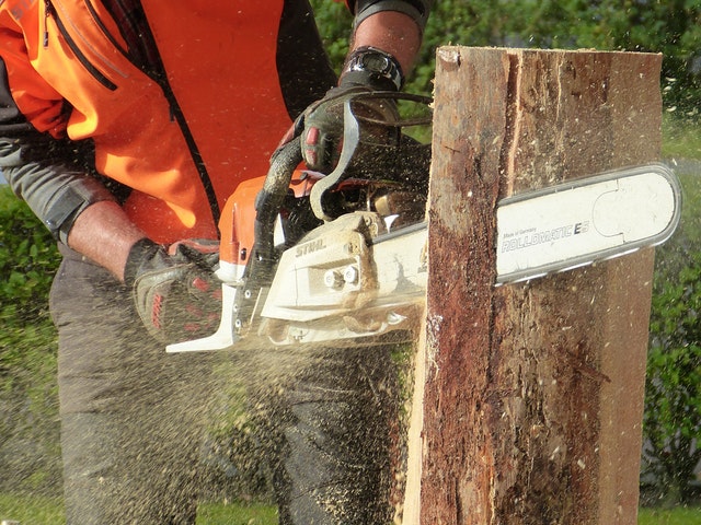 How To Safely Use A Chainsaw